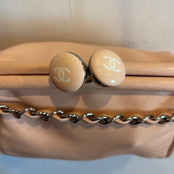 Chanel kiss lock blush pink purse - Picture 3 of 13